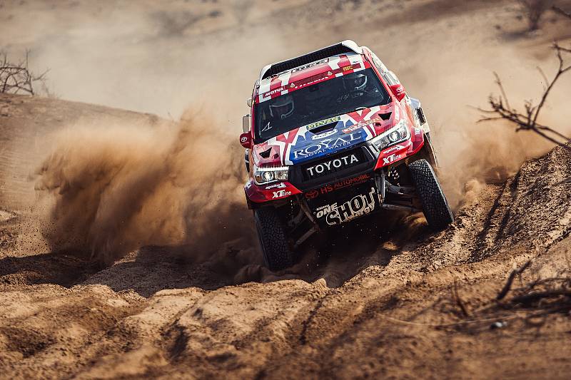 Tomáš Ouředníček (starší s fouskama) s navigátorem Davidem Křípalem na letošní Rally Dakar 2021.