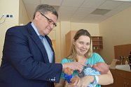 Hejtman Kraje Vysořina Jiří Běhounek s maminkou prvního letošního miminka Adámka Jarmilou Vrankovou.