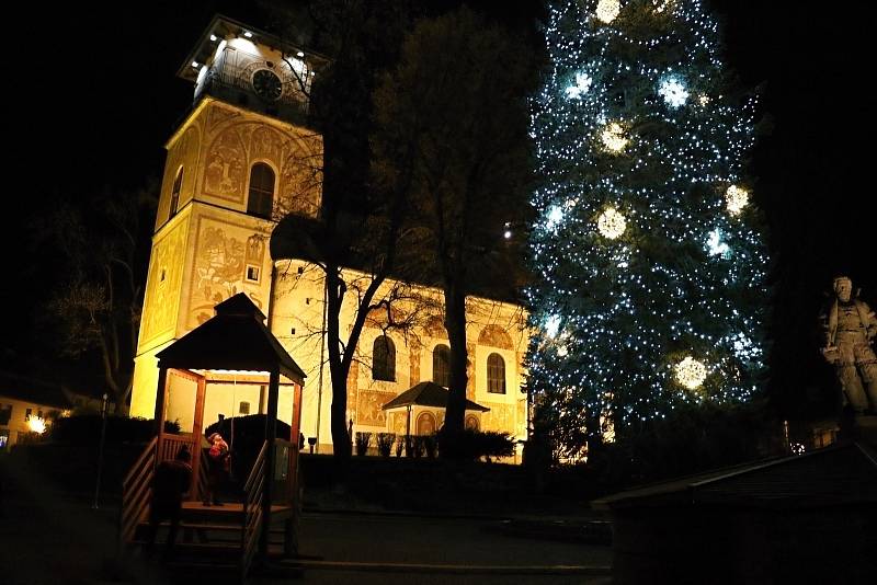 Vánoční strom se v Novém Městě na Moravě rozzářil se tam o něco dříve než jinde. Už v předvečer první adventní neděle.