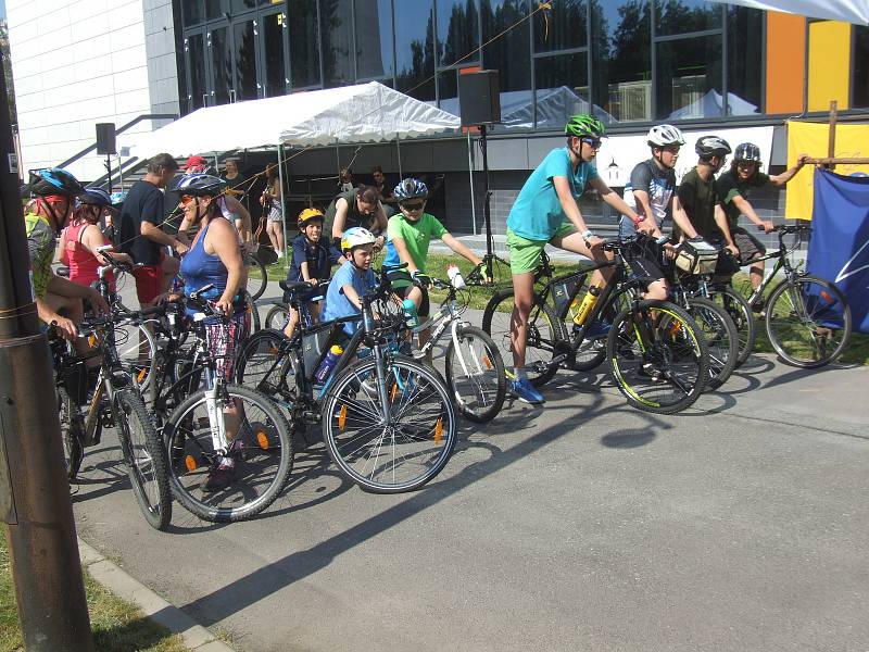 Osmý ročník běhu proti rakovině nesl název Pohybem k naději. Na trasu se vydalo okolo tří set běžců, chodců, cyklistů a in-line bruslařů.