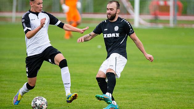 Fotbalisté Havlíčkova Brodu (v bílých dresech) přišli o vítězství nad Humpolcem v předposlední minutě, Žďár v závěru rozhodl o své výhře ve Speřicích.