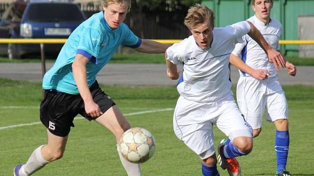 Fotbalisté Ždírce (vpravo) se proti zorganizované obranné linii Velké Bíteše dlouho nemohli prosadit. Pomohl jim až vlastní gól, po kterém už se hosté na odpor nezmohli. 