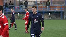 Fotbalisté Slovácka B (v černém) ve 22. kole MSFL podlehli na kunovické Bělince Velkému Meziříčí (v červeném) 0:1.