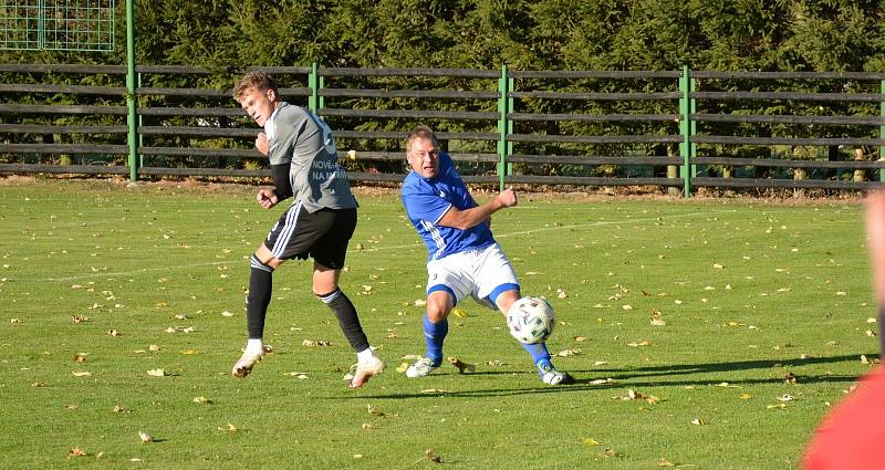 Ve šlágru 13. kola krajského přeboru Vysočiny zvítězili fotbalisté juniorky Nového Města (v šedých dresech) na hřišti Nové Vsi (v modrobílém) 3:0.