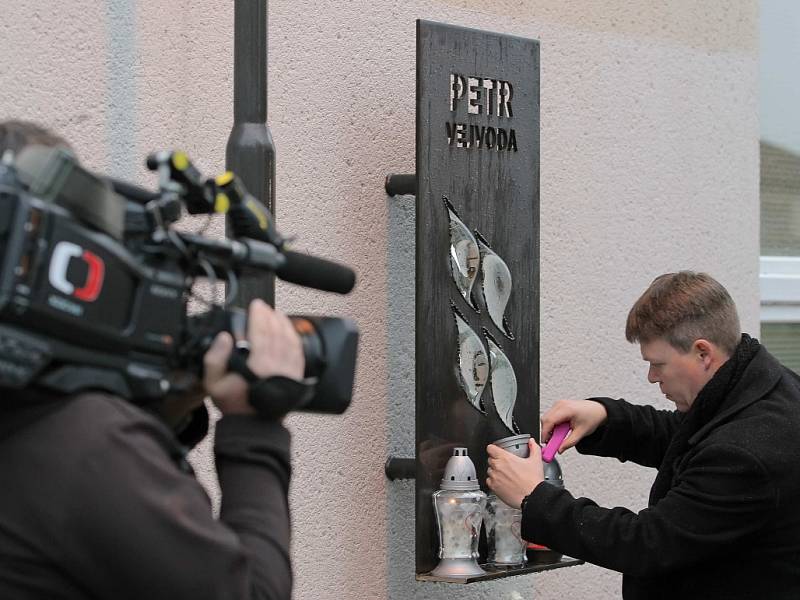 Vedení školy, desítky žáků a rodina položili 14. října ve Žďáru nad Sázavou květiny u pamětní desky před školou jako vzpomínku na spolužáka Petra Vejvodu. Šestnáctiletý student zemřel před rokem, když bránil spolužačku před útokem psychicky nemocné ženy.