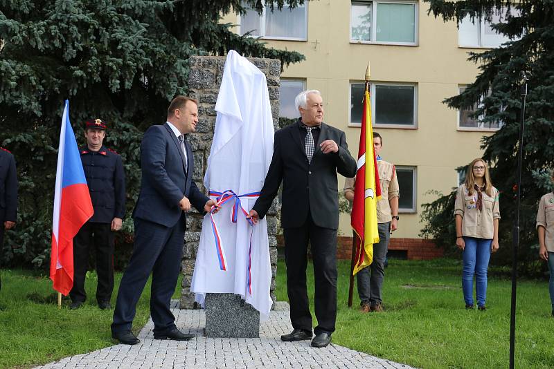 Slavnostního odhalení plastiky Lva od Vincence Makovského coby připomínky stého výročí vzniku Československé republiky se zúčastnily více než dvě stovky lidí.