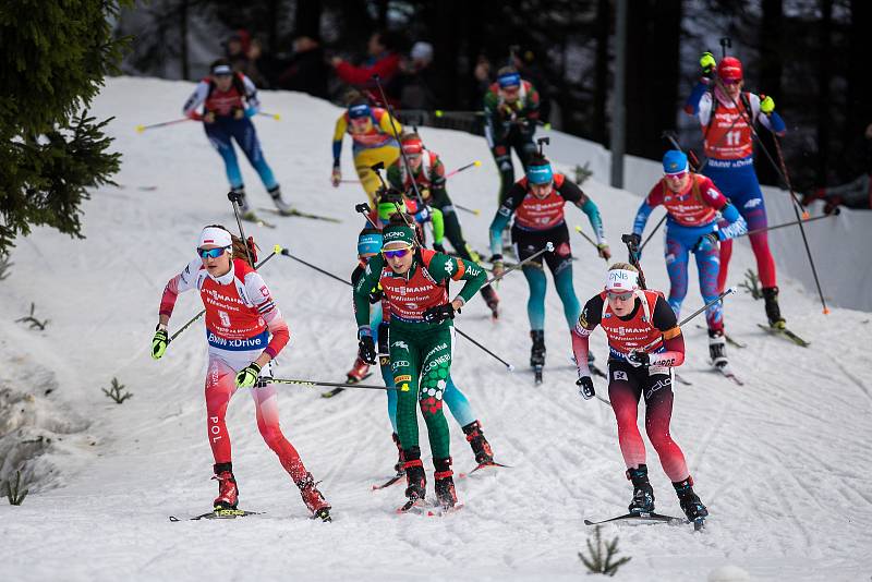 Závod s hromadným startem na 12,5 km žen v rámci Světového poháru v biatlonu.