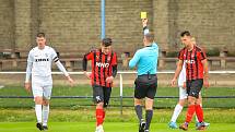 Tenisového kanára doma v neděli schytali fotbalisté Žďáru nad Sázavou (v bílém), když podlehli Hodonínu (v pruhovaném) vysoko 0:6.