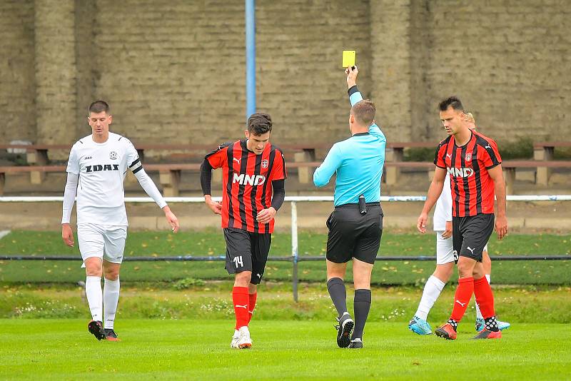 Tenisového kanára doma v neděli schytali fotbalisté Žďáru nad Sázavou (v bílém), když podlehli Hodonínu (v pruhovaném) vysoko 0:6.