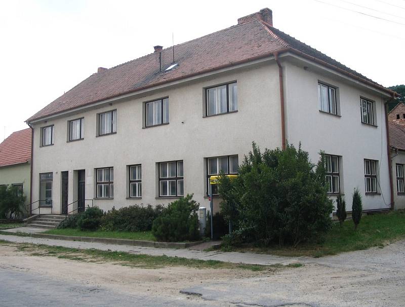 Ze školy ve Vémyslicích na Znojemsku, které se nachází těsně za hranicemi Třebíčska, je nyní Hotel Ryšavý.