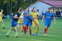 Bod obratu znamenal na jaře pro fotbalisty Radešínské Svratky (v modrých dresech) vítězný domácí zápas proti Budišovu (ve žlutém).