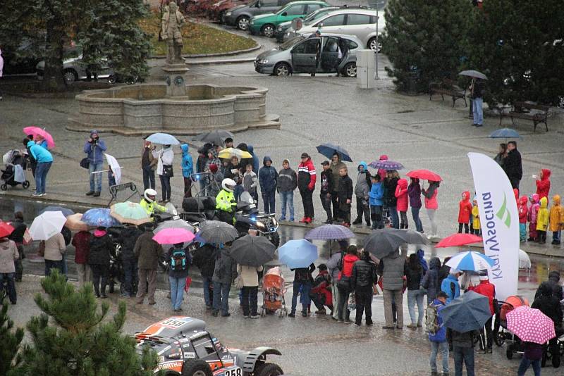 Zemědělské stroje absolvovaly šestikilometrovou trasu z Maršovic do Vysočina Areny.