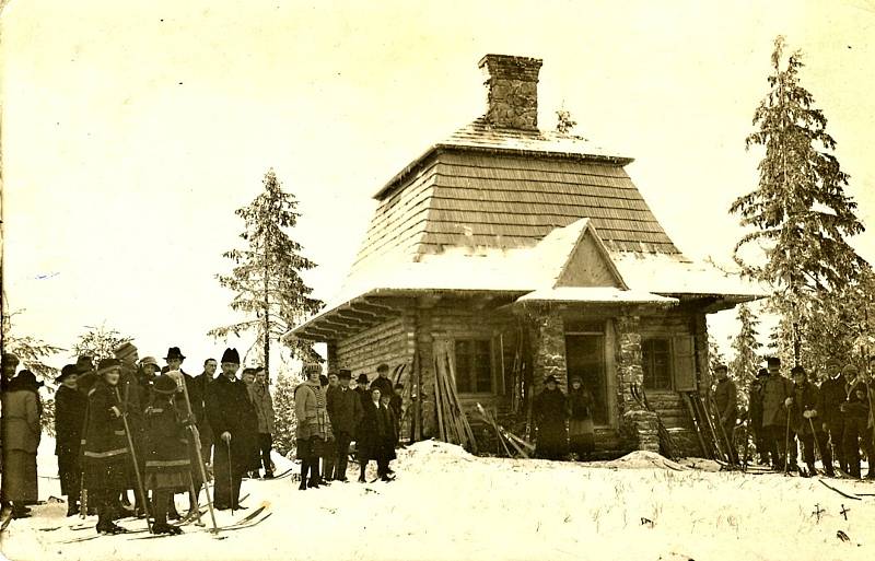 Chata na Harusově kopci byla postavena v roce 1921. V roce 1942 shořela.