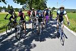 Charitativní jízda Na kole dětem Žďárskými vrchy se konala už potřetí, na start se postavily minimálně čtyři stovky cyklistů. Foto: René Rámiš