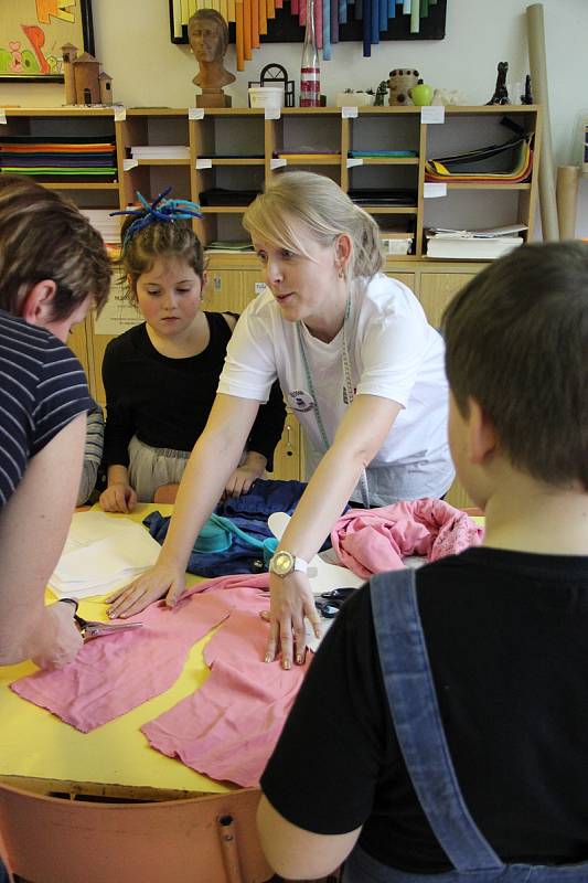 Školáci z Nížkova obešli v budově školy celkem osm stanovišť, kde se seznamovali s jednotlivými povoláními. K vidění byla práce pekaře, kuchařky, švadleny, vojáka, včelaře, truhláře, řezníka a paznehtáře.