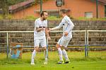 Fotbalisté FC Žďas Žďár (v bílém) se v neděli stali prvním klubem, který v tomto ročníku připravil o body juniorku Zbrojovky Brno (v červeném).