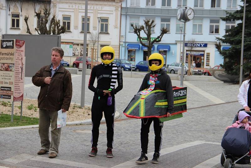 Žďárští studenti vybírali peníze na maturitní večírek.