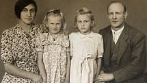 Rodina Musilova - zleva Růžena Musilová, mladší dcera Dagmar, starší dcera Marie, Cyril Musil.