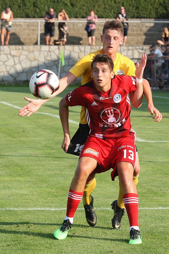 V dresu Rosic si Jan Nedvěd (ve žlutém dresu) zahrál také pohárový duel proti Sigmě Olomouc.