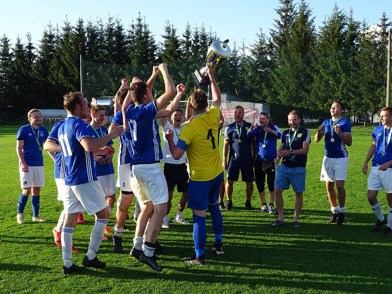 Vítězem letošního ročníku Krajského poháru Vysočiny se stali fotbalisté Nové Vsi (v modrých dresech). Sapeli Polnou ve středu zdolali 3:0.