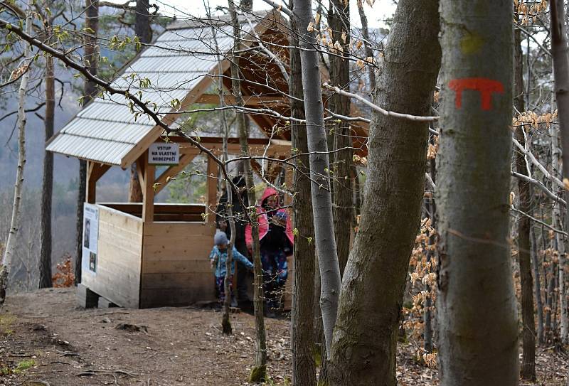 Vyhlídka nedaleko Víru se těší neobyčejné pozornosti turistů.