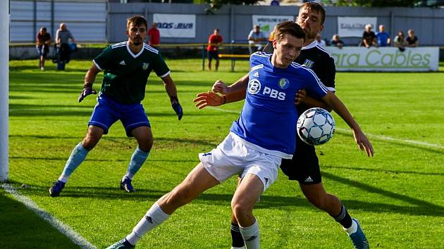 Přípravu na jarní část letošního ročníku moravskoslezské divize D zahájí fotbalisté Velké Bíteše (v modrobílém) až s příchodem měsíce února.