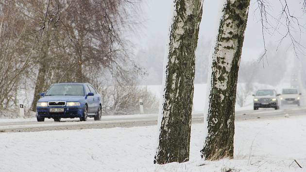 První vydatné sněžení zimy 2017/2018 prověřilo řidiče na Vysočině v neděli 19. listopadu. Na silnicích od rána ležela několikacentimetrová vrstva rozbředlého sněhu. Všechny hlavní tahy ale zůstaly sjízdné.