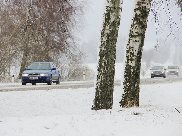 OBRAZEM: Řidiče prověřilo první vydatné sněžení, chumelit bude i v pondělí
