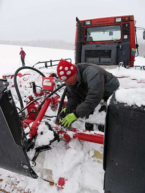 Na běžecké trasy v okolí Žďáru nad Sázavou vyrazilo v sobotu navzdory sněžení množství nadšených lyžařů. Na snímku je Josef Holemář, hlavní hnací motor údržby žďárských stop.