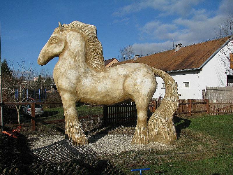 Betonové skulptury žďárského umělce Michala Olšiaka jsou rozsety po celé republice. Jejich největší koncentrace je ale na jeho rodné Vysočině. Na snímku Pohádkový koník v Dobroníně na Jihlavsku