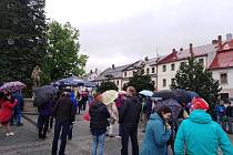 Na Vratislavově náměstí se sešlo okolo dvou stovek lidí.