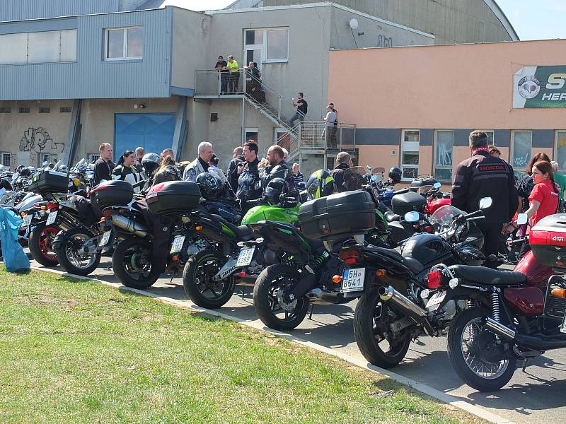 Rychlobruslařský ovál u žďárského zimního stadionu zaplnily stovky strojů. Motorkáři pak odtud vyrazili na vyjížďku, aby symbolicky otevřeli silnice.