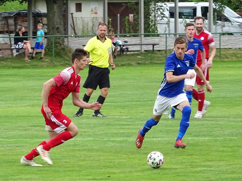 Ve třetím kole letošního ročníku krajského přeboru si fotbalisté Nové Vsi (v modrých dresech) a HFK Třebíč (v červeném) body po remíze 2:2 rozdělili.