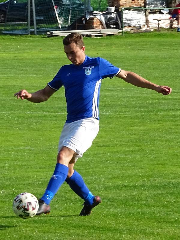 Brankou z předposlední minuty zápasu zdolali v pátém kole krajského přeboru fotbalisté Nové Vsi (v modrých dresech) Žirovnici (v pruhovaném) 2:1.
