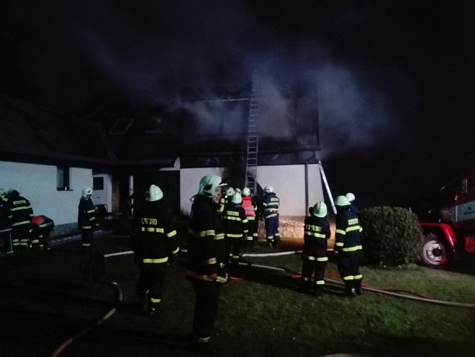 Oheň zachvátil v úterý navečer rodinný dům v Moravských Křižánkách.