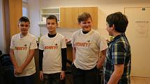 Mladí včelaři z Bobrové přivezli malou pozornost dárcům krve.