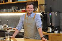 Adam Neubauer vyhrál třikrát soutěž barista roku. Nyní praží vlastní kávu a provozuje kavárnu v Brně.