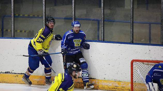 Play-off krajské ligy letos hokejistům Velké Bíteše (ve žlutých dresech) o fous uniklo.