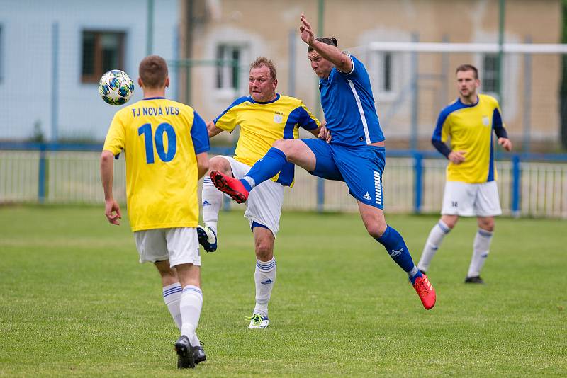 V semifinále krajského poháru nestačili fotbalisté Světlé nad Sázavou (v modrém) na Novou Ves (ve žlutých dresech), která je po výhře 3:0 ve finále.