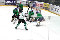 Hokejisté Bohdalce (ve světlých dresech) půjdou do play-off letošního ročníku Vesnické hokejové ligy z druhého místa.