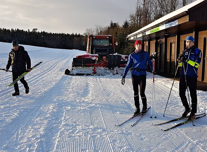 Na upravované okruhy pro běžecké lyžování v okolí Žďáru nad Sázavou míří i sportovci z Nového Města na Moravě.