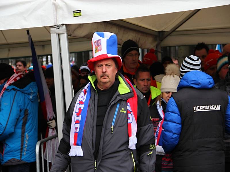 Biatlonoví fanoušci se v sobotu do Vysočina Areny začali přesunovat už čtyři hodiny před začátkem závodů. 