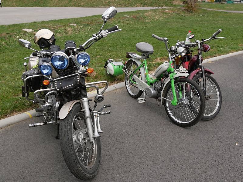 Otevírání silnic, jež se opět konalo v režii motoklubu Indian Givers, přilákalo v sobotu odpoledne i přes chladné počasí stovky účastníků.