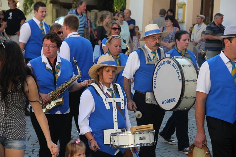 Dvaadvacátý ročník Slavností jeřabin zahájil průvod, v jehož čele kráčeli nepřehlédnutelní obři z Flobecqu. Kulturní festival, do jehož organizace se zapojilo hned několik městských subjektů, potrvá až do 18. září.