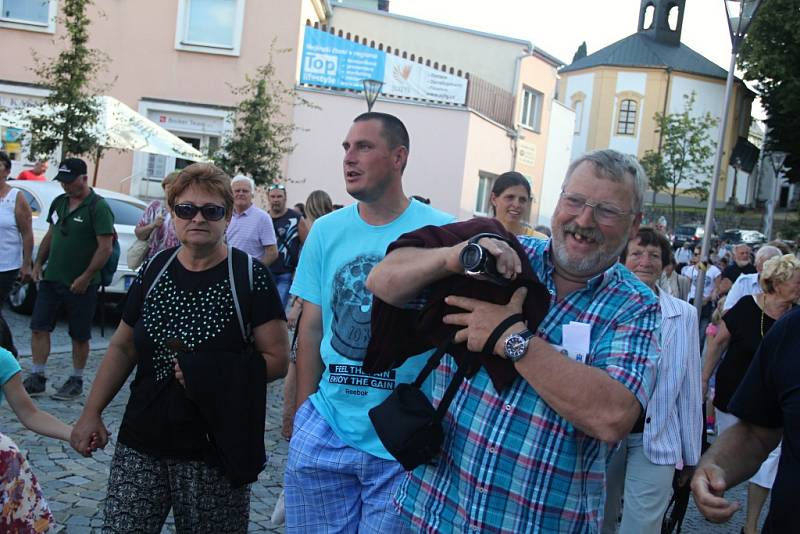 Dvaadvacátý ročník Slavností jeřabin zahájil průvod, v jehož čele kráčeli nepřehlédnutelní obři z Flobecqu. Kulturní festival, do jehož organizace se zapojilo hned několik městských subjektů, potrvá až do 18. září.