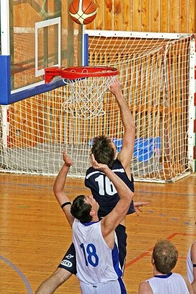 Žďárští basketbalisté  si poradili jak s Poděbrady (na snímku bránící Ivan Šafránek), tak nakonec i s „béčkem“ Nymburka a skončili na druhé příčce ve druhé lize. 