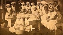 Nepřeberné množství starých receptů nabízí i dochovalé kuchařské knihy. Na snímku jsou  členky kuchařského kurzu tehdejší oblíbené autorky kuchařských knih z počátku 20. stoeltí Anuše Kejřové.