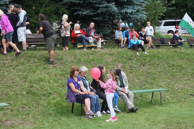 Díky Hrám bez hranic s podtitulem „Je mi jedno za kolik, hlavně, že dřu!“ otestovalo ve Sněžném na Novoměstsku dvanáct osmičlenných družstev.