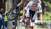 Mathieu van der Poel a Nino Schurter v závodu SP v cross country horských kol v Novém Městě na Moravě v kategorii mužů Elite.