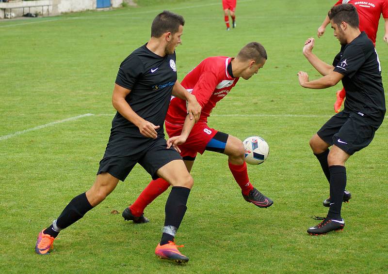 V derby rezerv se radovala juniorka Vrchoviny (v červeném), která v utkání bohatém na góly zdolala béčko Žďáru nad Sázavou (v černém) těsně 4:3.